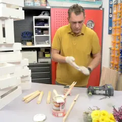 Kwietnik ze skrzynki DIY: Stwórz go krok po kroku i ciesz się latami!