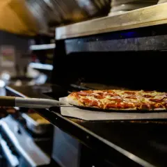 Czy pizzę piec na papierze do pieczenia? Odkryj zalety i wady