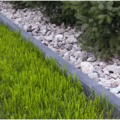 Beton pod obrzeża to klucz do estetycznego ogrodu. Zobacz, jak zrobić trwałe i piękne obrzeża z trawy i kamieni.