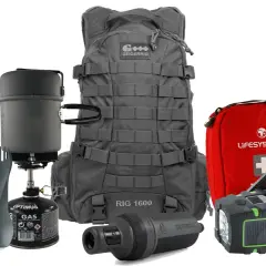 Utrustning för en bug out bag i Sverige: ryggsäck, kök, gas, tändare, vattenfilter, första hjälpen-kit och en vevradio/lykta.