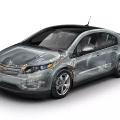 Przezroczysty Chevrolet Volt ukazuje swoje wnętrze i mechanizmy.