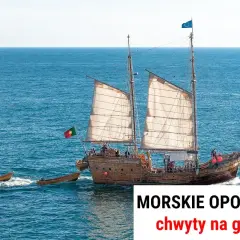 Żaglowiec z portugalską flagą na morzu, jakby opowiadał morskie opowieści. Dwa mniejsze statki towarzyszą mu w podróży.
