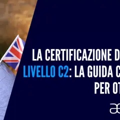 Uomo sorridente con bandiera UK, ideale per chi cerca film per imparare inglese e certificazione C2.