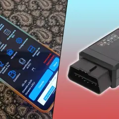 Teléfono con app de diagnóstico automotriz y dispositivo de **conexión OBD** para leer datos del coche.