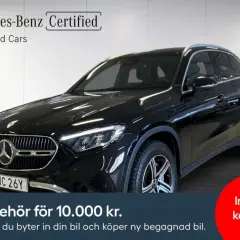 Svart Mercedes GLC 300 de hybrid, redo för en testkörning. Erbjudande om tillbehör för 10.000 kr vid köp av begagnad bil.