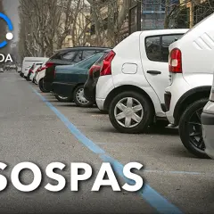 Parcheggi scambiatori Roma: una fila di auto parcheggiate lungo la strada, con la scritta "SOSPAS" in primo piano.