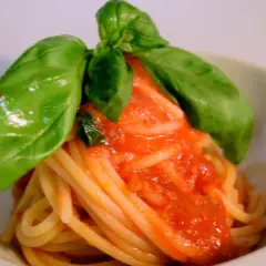 Délicieuse recette pâte italienne sauce tomate fraîche, garnie de basilic. Un plat simple et savoureux.