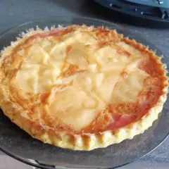 Złocisty omlet z airfryera z serem i szynką, idealny na szybkie śniadanie.