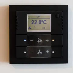 Panel klimatyzacji hotelowej z wyświetlaczem temperatury 22°C i przyciskami sterowania.