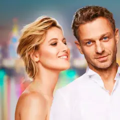 Uśmiechnięta blondynka i mężczyzna w białej koszuli. To podatek od miłości obsada, która rozgrzeje serca widzów.