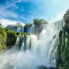 Potężne wodospady Iguazú, bujna zieleń i błękitne niebo. Marzę, by tam być, zastanawiam się, ile się leci do Brazylii.