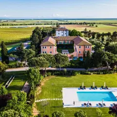 Un elegante wine resort immerso nel verde, con piscina, vigneti e un casale storico.