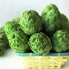 Un cesto lleno de alcachofas verdes, listas para cocer.