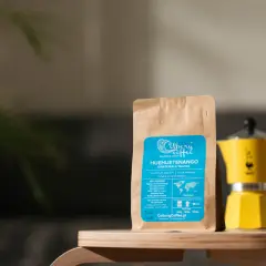 Jak przechowywać kawę ziarnistą? Opakowanie kawy Colberg Coffee Huehuetenango i żółta kawiarka moka sugerują świeżość i aromat.