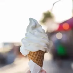 Pyszne lody włoskie w wafelku, idealne na upalny dzień. Choć kuszą smakiem, warto pamiętać o ich kcal.