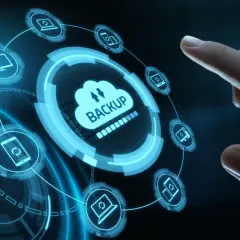 Dedo tocando pantalla con iconos de dispositivos y nube para sincronizar datos.