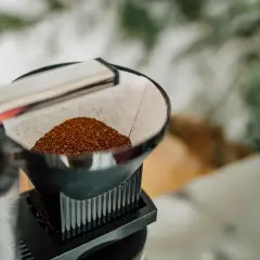 Färskt malet kaffe väntar i ett filter. Snart är det dags att koka kaffe och njuta av morgonen.