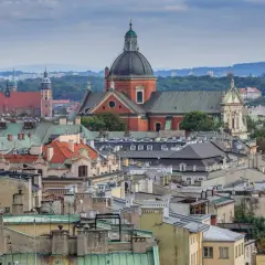 Widok na krakowskie dachy z dominującą kopułą kościoła Piotra i Pawła w Krakowie.