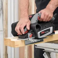 Maintenant, découvrez comment utiliser un rabot électrique pour aplanir un morceau de bois. L'outil est en action.