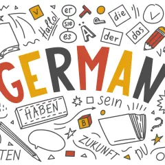 Kolorowe litery tworzą napis "GERMAN". Wokół mnóstwo niemieckich słówek: "Hallo", "haben", "sein", "ich", "du", "Zukunft", "Zeiten". Nauka niemieckiego to przygoda!