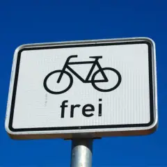 Ein Schild mit einem Fahrradsymbol und dem Wort "frei" darunter. Radfahrer frei!