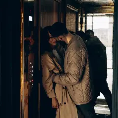 Para w windzie, blisko siebie, w intymnym uścisku. Czy to początek romansu, czy może sex z przypadku?