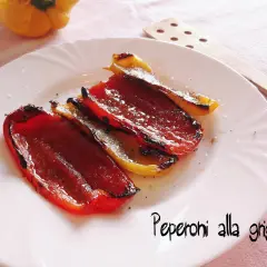 Peperoni alla griglia succosi e caramellati, pronti per essere gustati.