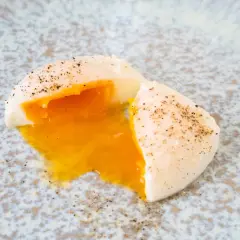 Perfekt pochiertes Ei mit flüssigem Eigelb, bestreut mit Pfeffer. Ein einfaches pochierte eier rezept für jeden Tag.