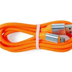 Pomarańczowy kabel USB z wtyczkami USB-A i micro USB, zwinięty i związany różową gumką.