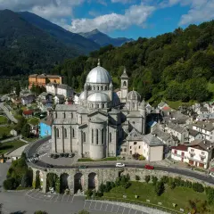 Basilica di Santa Maria Maggiore, un gioiello architettonico incastonato tra le montagne. Scopri cosa vedere in questo luogo sacro e suggestivo.