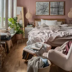 Sypialnia w stylu biophilic design: dużo roślin, naturalne materiały i spokojne kolory tworzą oazę spokoju.