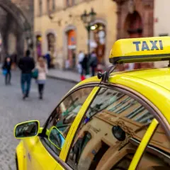 Ile kosztuje taksówka z lotniska w Pradze do centrum? Ceny i porady, które musisz znać