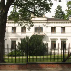 Dom Aktora w Skolimowie zdjęcia – zobacz jego wyjątkową architekturę i historię