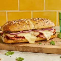 Ein herzhaftes Sandwich mit Schinken, Käse und Zwiebeln, bereit, die Seele zu essen.