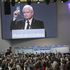 Jarosław Kaczyński na ekranie, tłum z kartkami. Sekrety spotkań w Przysusze, co działo się za zamkniętymi drzwiami kongresu.