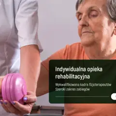Rehabilitacja w domu seniora Poddębina. Fizjoterapeuta pomaga starszej osobie ćwiczyć z hantlami.
