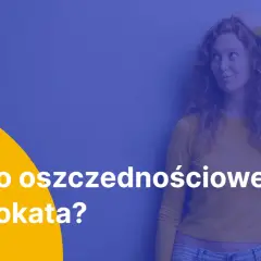 Konto oszczędnościowe czy lokata? Młoda kobieta zastanawia się nad wyborem najlepszej opcji dla swoich oszczędności.