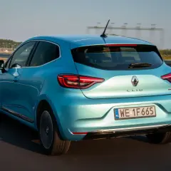 Błękitne renault clio 2024 pędzi autostradą, jego sylwetka pięknie odbija światło.