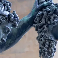 Posąg Perseusza z głową Meduzy. Rzeźba odzwierciedla, jak literatura antyczna przedstawia tragizm ludzkiego losu.