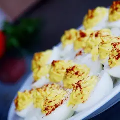 Pyszne jajka faszerowane, posypane papryką. Idealne, gdy zastanawiasz się, jak podgrzać dewolaje w mikrofali, choć te jajka nie potrzebują podgrzewania!