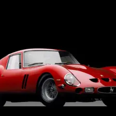 Klasyczne, czerwone włoskie auto sportowe, Ferrari 250 GTO, błyszczy na czarnym tle.