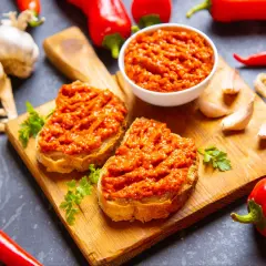 Chleb z pastą z papryki i czosnku. Czy papryka jest lekkostrawna? Zależy od sposobu przygotowania, ale ta wygląda apetycznie!