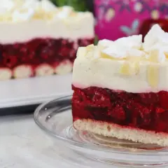 Malinowa chmurka bez pieczenia na herbatnikach, z kremem i owocami. Pyszny deser na każdą okazję.