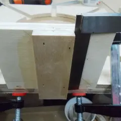 Assemblage d'un plan lunette de tournage en bois, maintenu par des serre-joints.