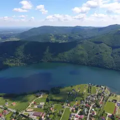 Malowniczy widok na jezioro i góry, idealne miejsce na odkrywanie międzybrodzkie atrakcje.
