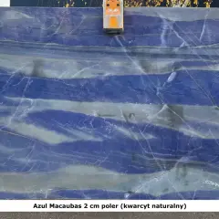 Płyta z kwarcytu Azul Macaubas o intensywnym niebieskim kolorze i szarymi żyłkami, przypominająca fale oceanu.