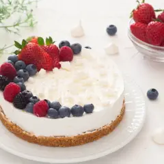 Deliziosa torta festa della mamma con frutti di bosco freschi e meringhe, perfetta per celebrare.
