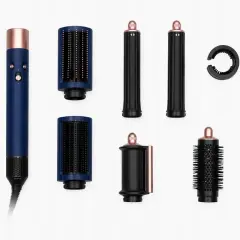 Niebieski styler do włosów Dyson z akcesoriami: szczotki, lokówki i okrągła końcówka.