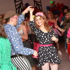 Impreza w stylu PRL! Jak się ubrać? Kropki, paski i kolorowe dodatki to strzał w dziesiątkę. Bawcie się dobrze!