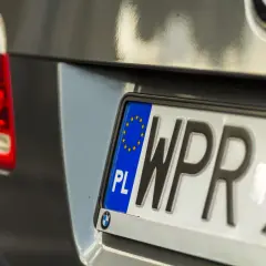 Tylny zderzak BMW z polskim numerem rejestracyjnym WPR 93...